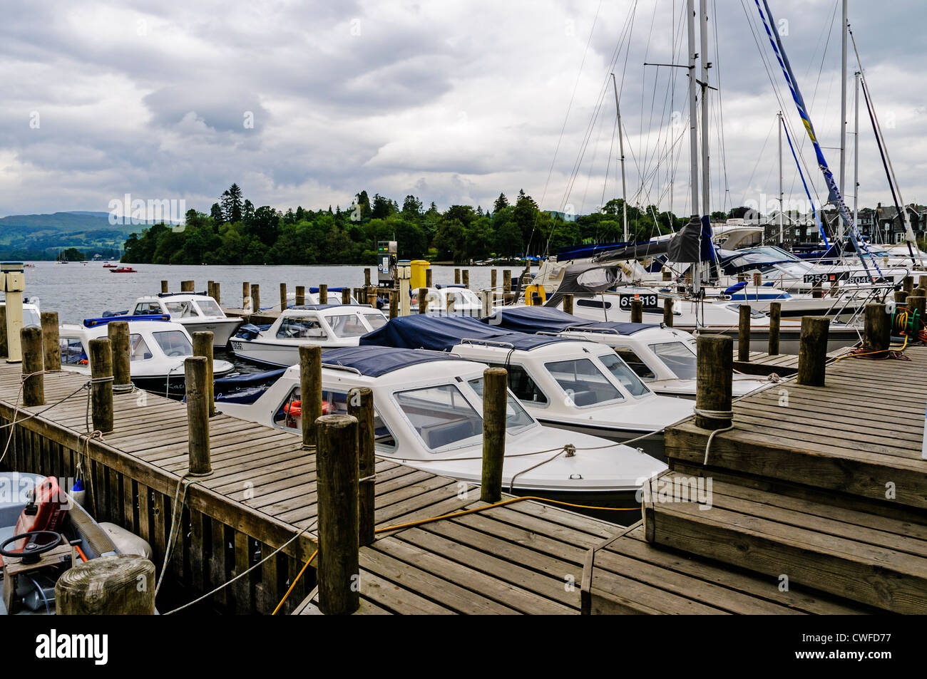 Eine Flotte von Selbstfahrer Motorboote warten an ihren Liegeplätzen für mieten, um die Schönheit und Ruhe der Lake Windermere entdecken Stockfoto