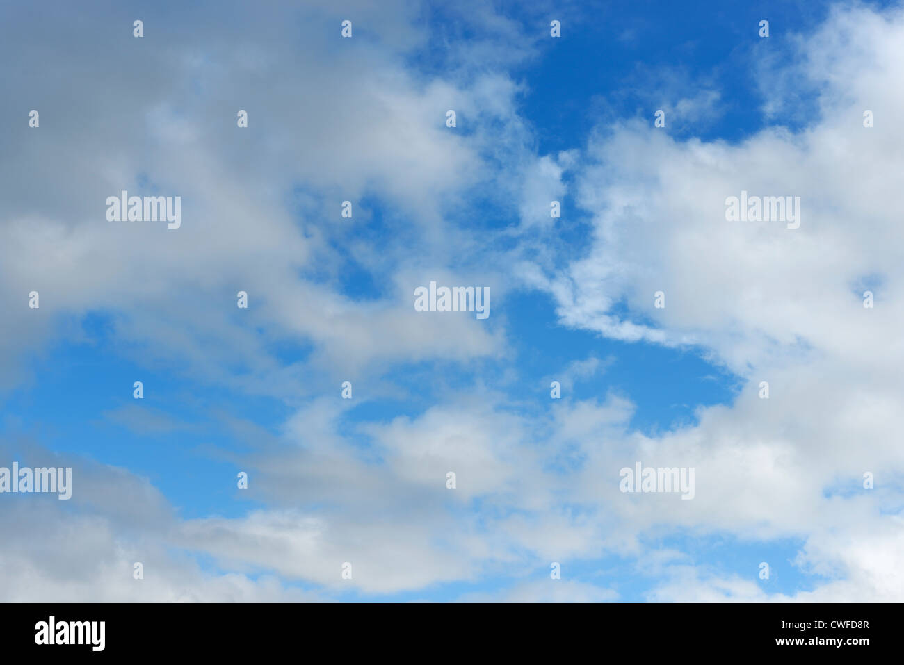 Blauer Himmel und weiße Wolken Stockfoto