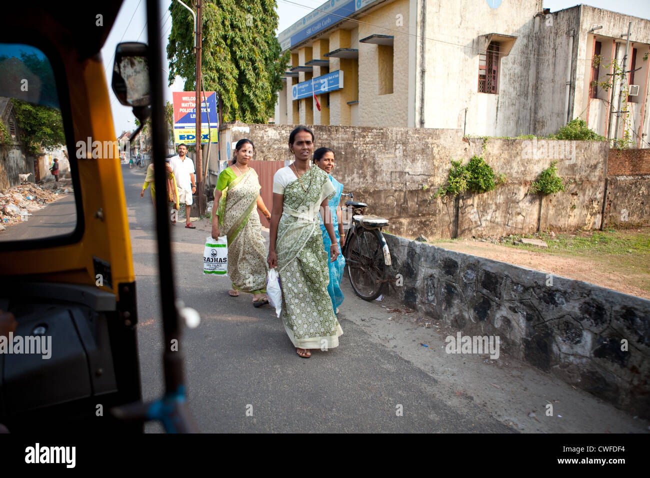 Indische Frauen in Saris auf den Straßen von Jew Town, Fort Cochin Stockfoto
