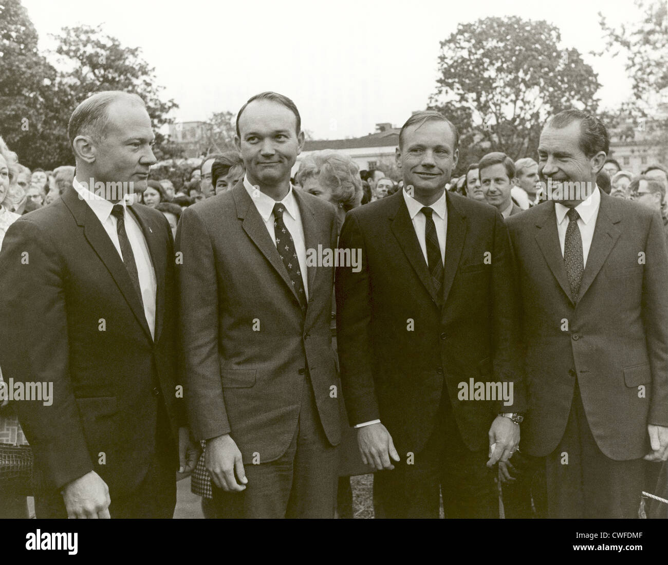 US-Präsident Richard Nixon (rechts) trifft die Apollo 11 Astronauten (R-L) Neil A. Armstrong, Edwin E. Aldrin,Jr., und Michael Collins, auf dem Rasen des weißen Hauses auf ihrer Rückkehr von ihrer globalen Goodwill-Tour 5. November 1969 in Washington, DC. Stockfoto