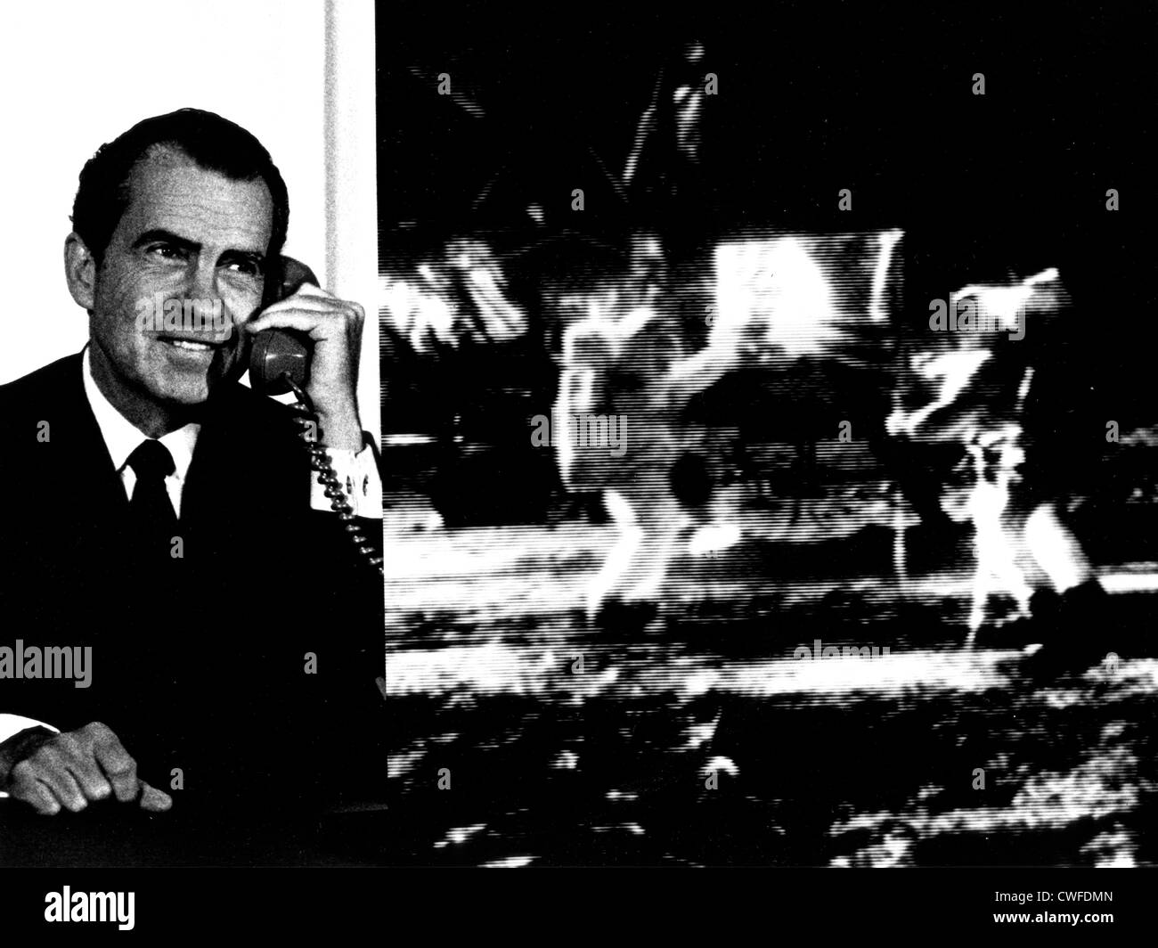 Zusammengesetzte Foto von Präsident Richard M. Nixon als er telefonierte Tranquility Base und Astronauten Neil Armstrong und Buzz Aldrin Edwin ihnen gratulieren, als die ersten Männer zu Fuß auf der Oberfläche des Mondes 20. Juli 1969. Stockfoto