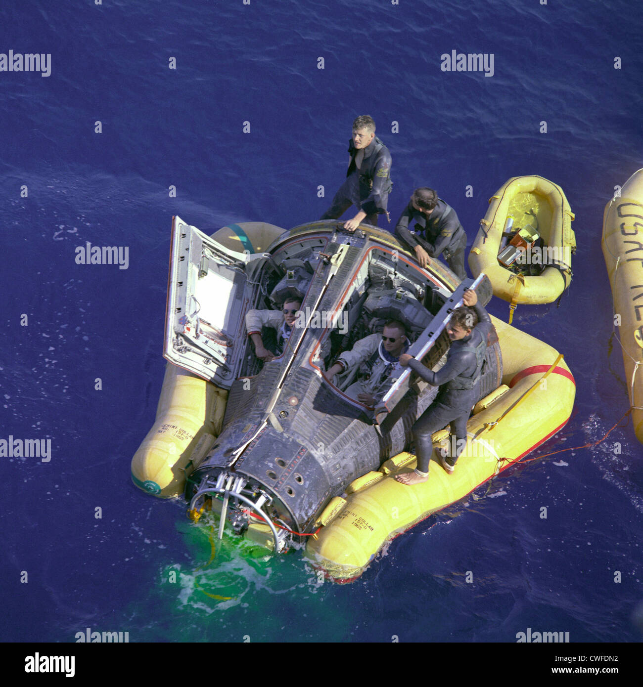 Astronauten-Neil A. Armstrong und David setzen Sie sich mit ihrem Raumschiff, die Luken zu öffnen, während Sie auf die Ankunft des Recovery-Schiff, die USS Leonard F. Mason nach dem erfolgreichen Abschluss ihrer Mission Gemini VIII 16. März 1966. Die Draufsicht zeigt das Raumschiff Gemini 8 mit dem gelben Flotation Kragen angebracht, um das Raumschiff in den choppy Meeren zu stabilisieren. Die grüne Markierung Farbstoff ist unübersehbar aus der Luft und dient als eine Suche nach Hilfe. Stichwörter Gemini 8 Gemini VIII Neil Armstrong David Scott Dave Scott Splashdown Erholung AF Pararescuemen Eldrige Neal Larry Huyett Glenn Moore Le Stockfoto