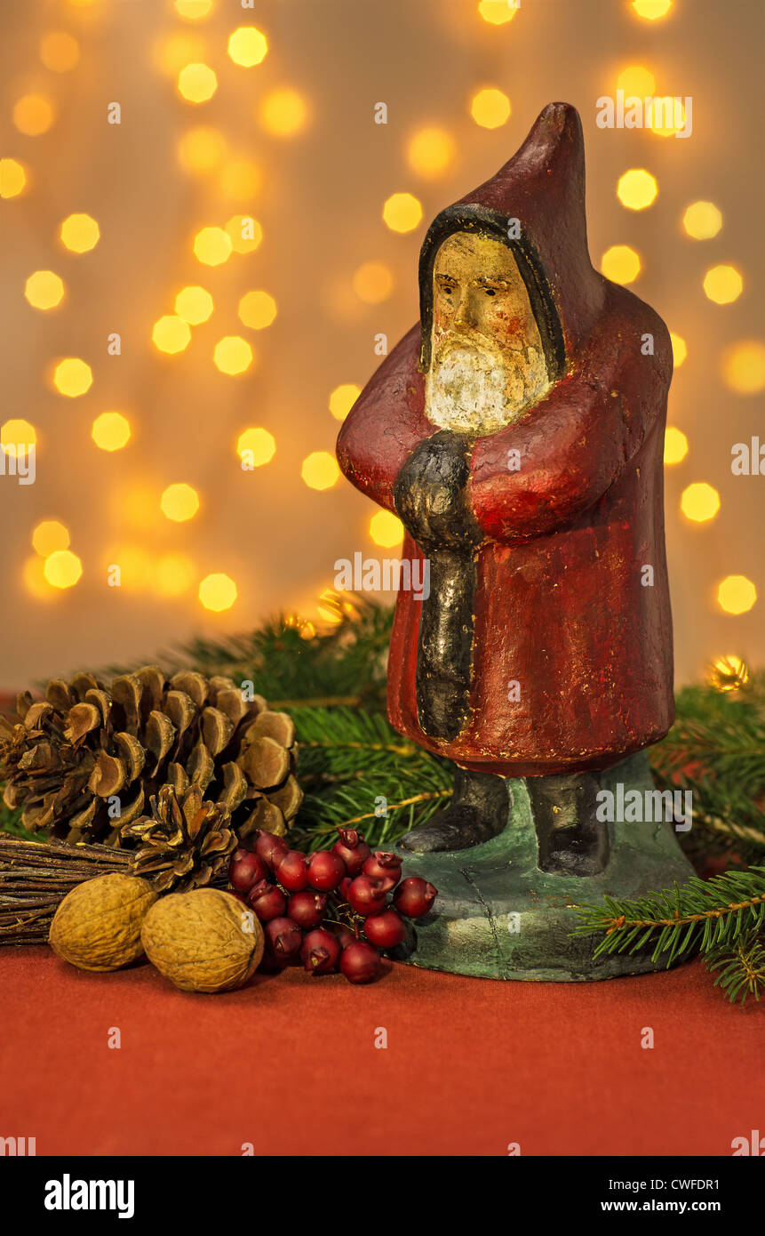 Weihnachts-Dekoration mit Santa Claus Figur Stockfoto