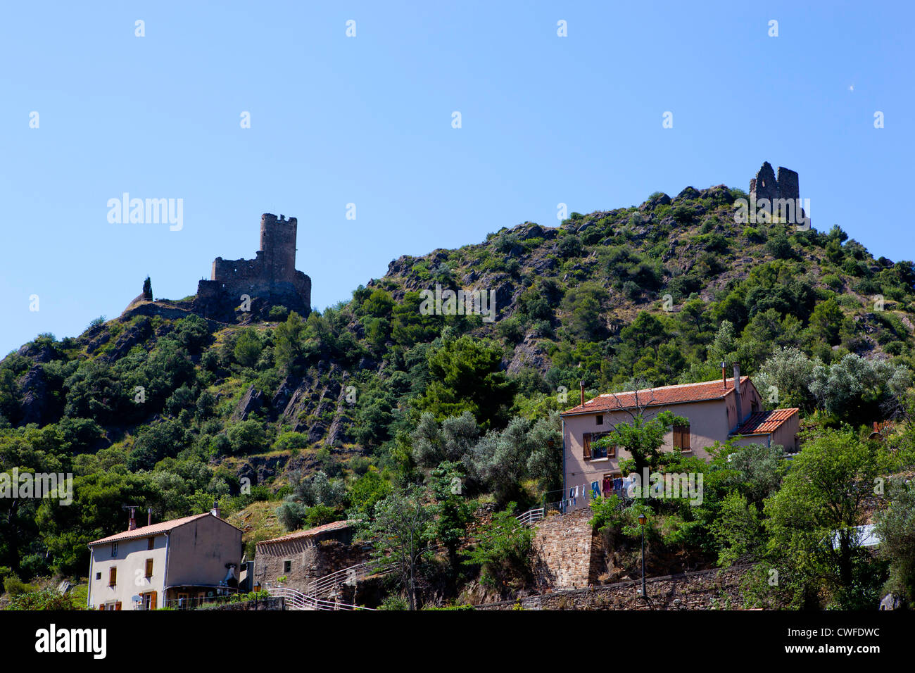 Zwei der Burgen von Lastours im Dorf Lastours, Südfrankreich Stockfoto