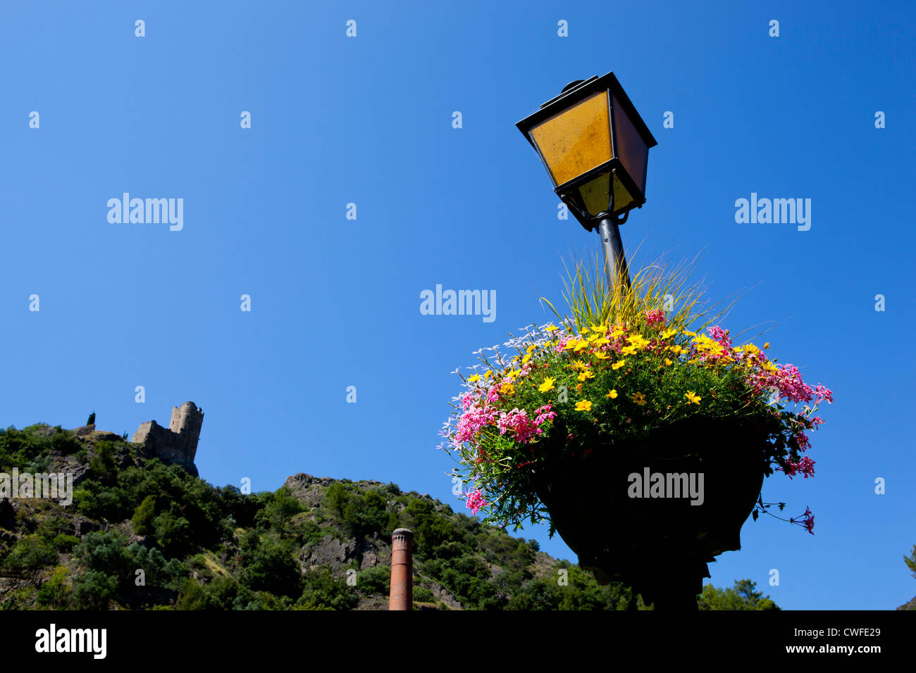 Eine der Burgen Lastours mit Laterne und Blumen in das Dorf Lastours, Südfrankreich Stockfoto