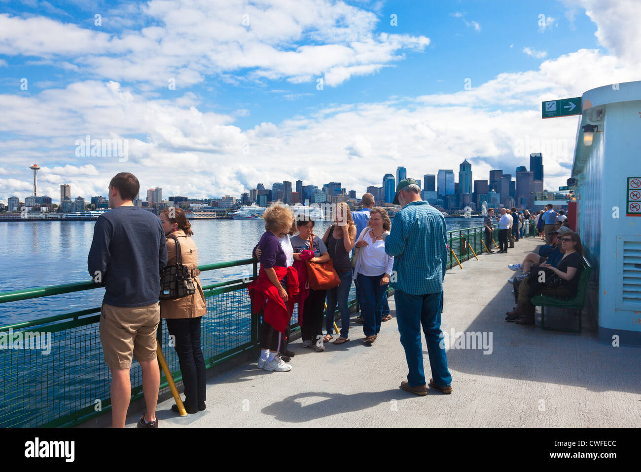 SEATTLE-Juli 21, 2012: Passagiere auf eine Washington State Ferry Abfahrt von Seattle, WA. Stockfoto