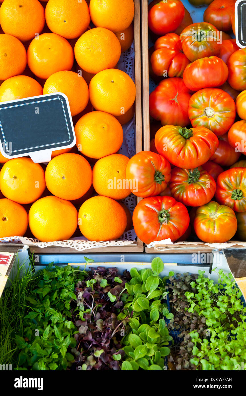 Orangen, Tomaten und Kräutern. San Miguel Markt, Madrid, Spanien. Stockfoto