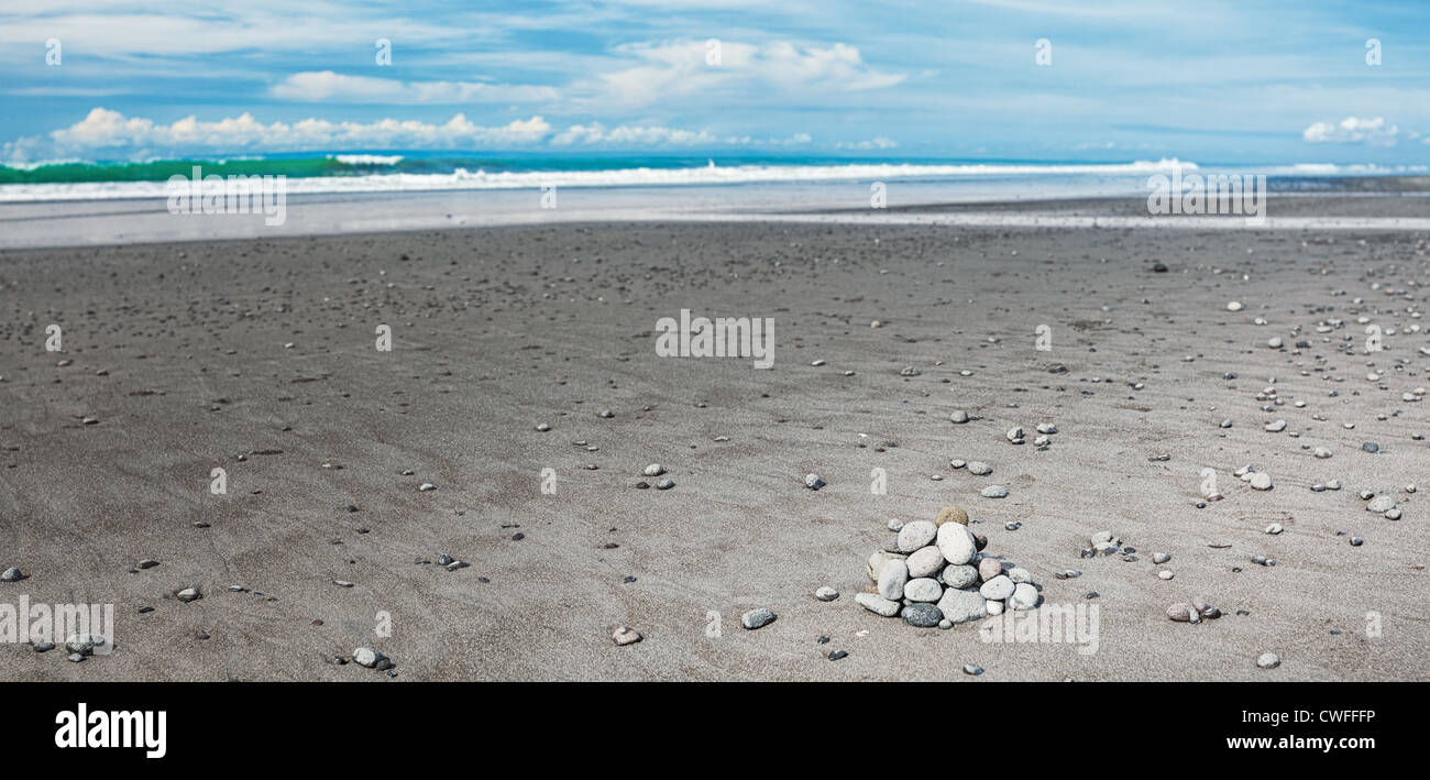 Medewi Strand mit schwarzem Vulkansand Stockfoto