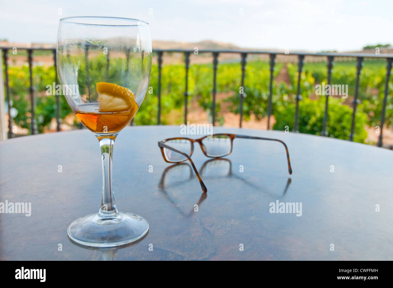 Leere Glas Likör und Brille auf Tisch. Stockfoto