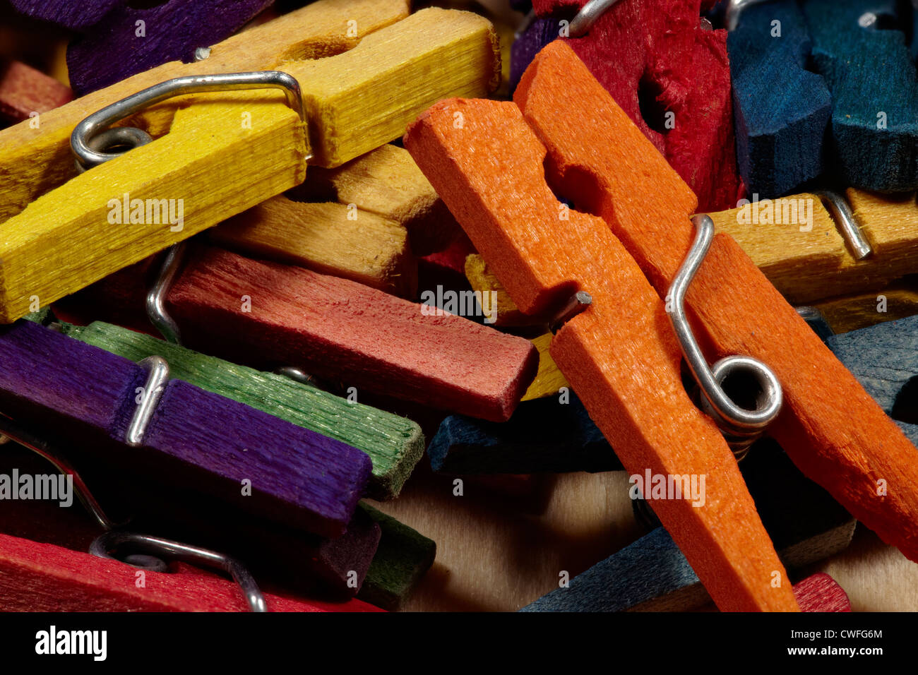 Ein Haufen von bunte Büroklammern (24mm lang) Stockfoto