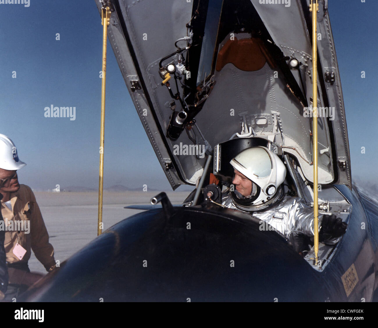 NASA-Testpilot Neil Armstrong im Cockpit des x-15 Schiff #1 nach einem Forschung Flug 1. Januar 1960 am Dryden Flight Research Center, Edwards, CA. Die x-15 war ein raketengetriebenes Flugzeug 50 Fuß lange mit einer Flügelspannweite von 22 Fuß. Es war ein Raketen-förmigen Fahrzeug mit einer ungewöhnlichen keilförmigen Seitenleitwerk, dünne stubby Flügeln und einzigartige Seite Verkleidungen, die entlang der Seite des Rumpfes erweitert. Stockfoto