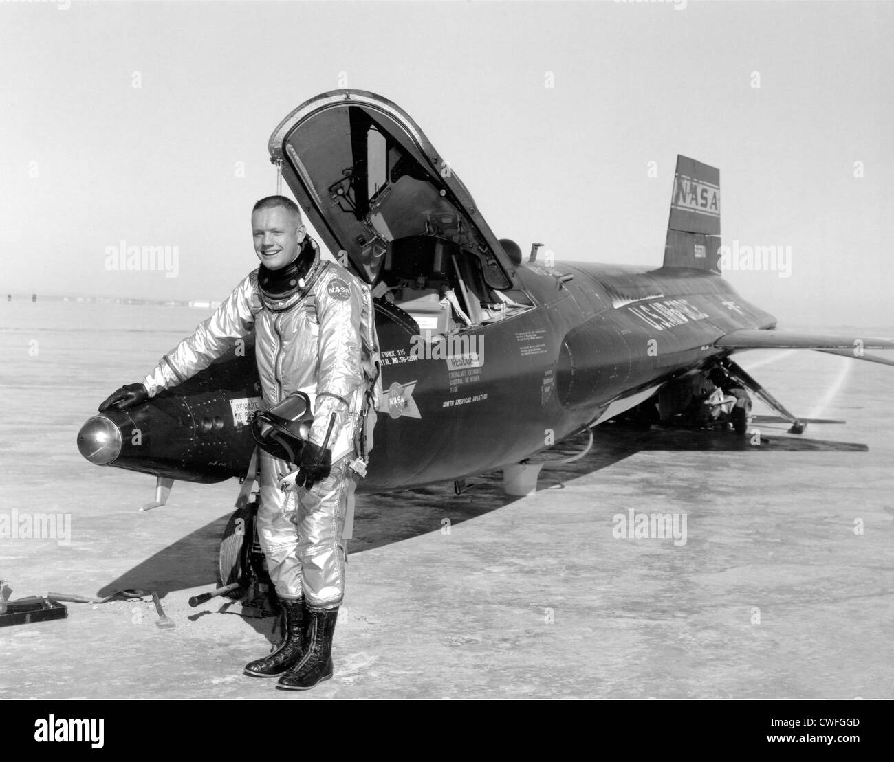 NASA-Testpilot Neil Armstrong neben dem x-15 Schiff #1 nach einem Forschung Flug 1. Januar 1960 am Dryden Flight Research Center, Edwards, CA. Die x-15 war ein raketengetriebenes Flugzeug 50 Fuß lange mit einer Flügelspannweite von 22 Fuß. Es war ein Raketen-förmigen Fahrzeug mit einer ungewöhnlichen keilförmigen Seitenleitwerk, dünne stubby Flügeln und einzigartige Seite Verkleidungen, die entlang der Seite des Rumpfes erweitert. Stockfoto
