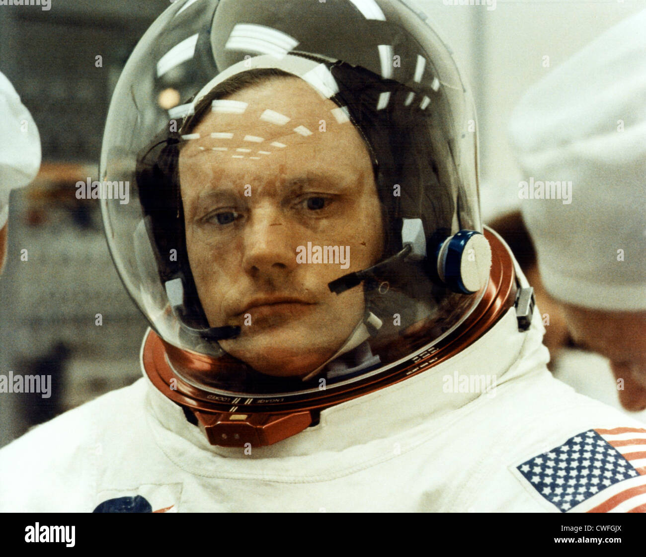 Techniker machen die letzten Anpassungen an Apollo 11 Kommandant Neil A. Armstrong Raumanzug, als er bereitet ein Raumfahrzeug Countdown Demonstration Test 3. Juli 1969 auf dem Kennedy Space Center, Florida teilnehmen. Astronauten Armstrong, Aldrin und Collins Ther-Mission, die erste bemannte Mondlandung praktizieren. Stockfoto