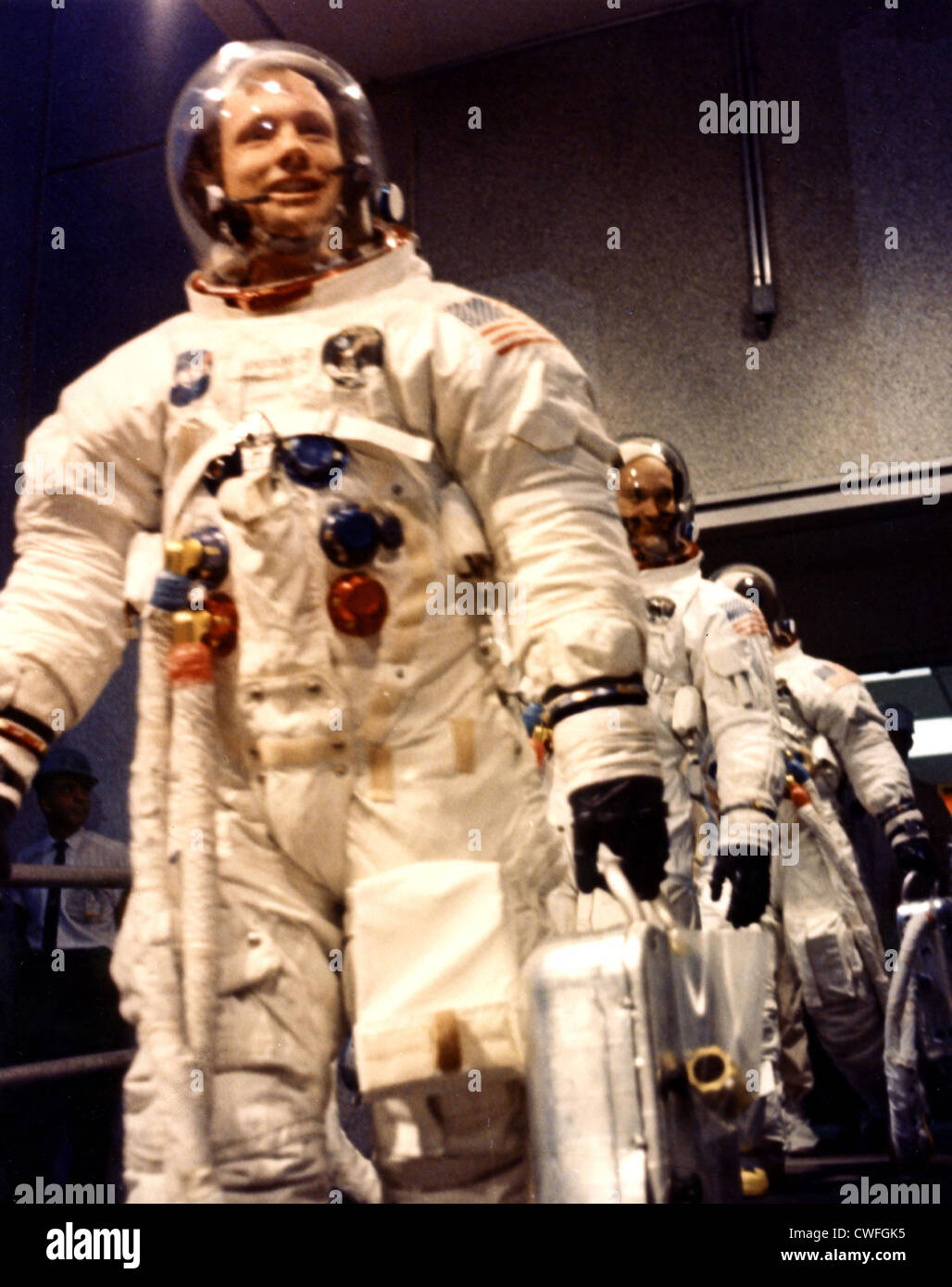 NASA-Kommandant Neil A. Armstrong führt Astronauten Michael Collins und Edwin E. Aldrin Jr. von das Manned Spacecraft Operations Gebäude zum Transfer van für die acht-Meilen-Fahrt zum Pad 39A geben ihrem Raumschiff Apollo 11 16. Juli 1969 auf dem Kennedy Space Center, Florida. Die Crew ist für Lift-off auf die erste bemannte Mission an der Oberfläche des Mondes geplant. Stockfoto