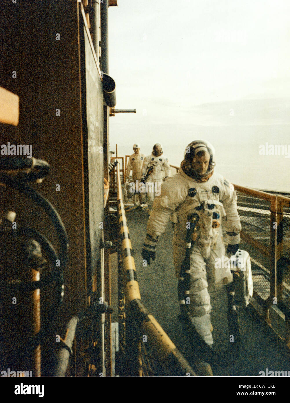 NASA Astronauten Neil A. Armstrong (vorne) und Edwin E. Aldrin Jr. Fuß über den mobile Launcher geben ihrem Raumschiff Apollo 11 16. Juli 1969 auf dem Kennedy Space Center, Florida. Die Crew ist für Lift-off auf die erste bemannte Mission an der Oberfläche des Mondes geplant. Stockfoto