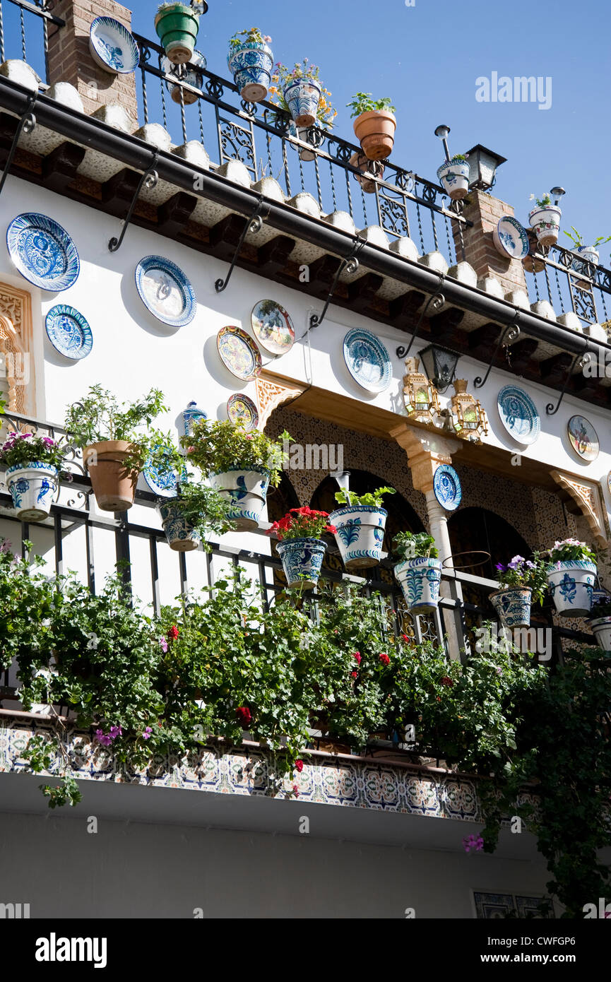 Traditionelles Haus im Stadtteil Albaicin, Granada, verziert mit bunten Keramikplatten Stockfoto