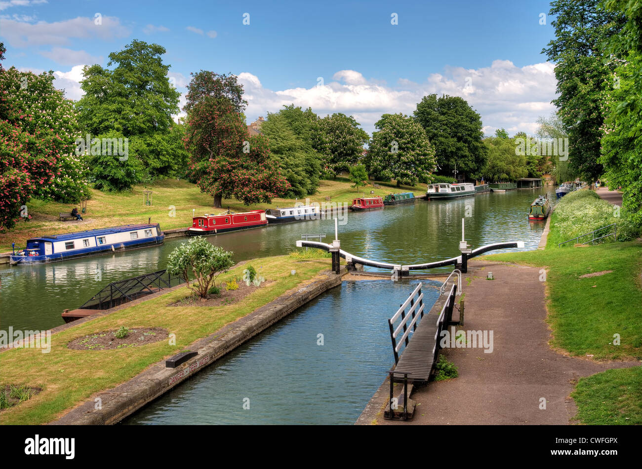 Kanalboote und Lastkähne gefesselt entlang des Flusses Cam, Cambridge, England. Stockfoto
