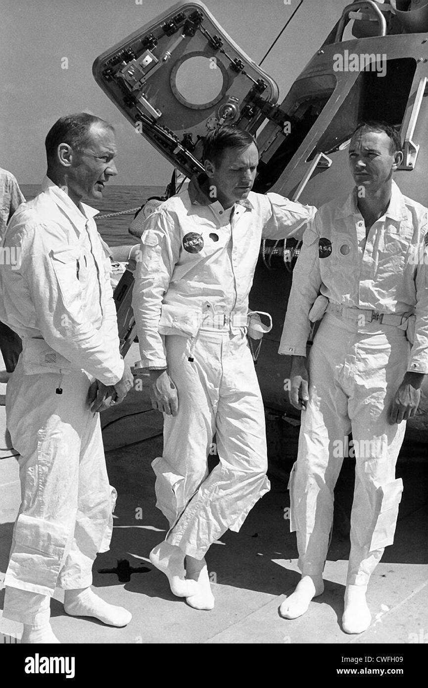 Die erstklassige Besatzung der Apollo 11 Mondlandung Mission entspannt auf dem Deck der NASA Motor Schiff Retriever vor der Teilnahme an Egress Wassertraining im Golf von Mexiko 24. Mai 1969. Von links nach rechts, sind Astronauten Edwin A. Aldrin Jr., Pilot der Mondlandefähre; Neil A. Armstrong, Kommandant; und Michael Collins, Befehl Modul-Pilot. Im Hintergrund ist Apollo Boilerplate 1102, die in der Übung verwendet wurde. Stockfoto