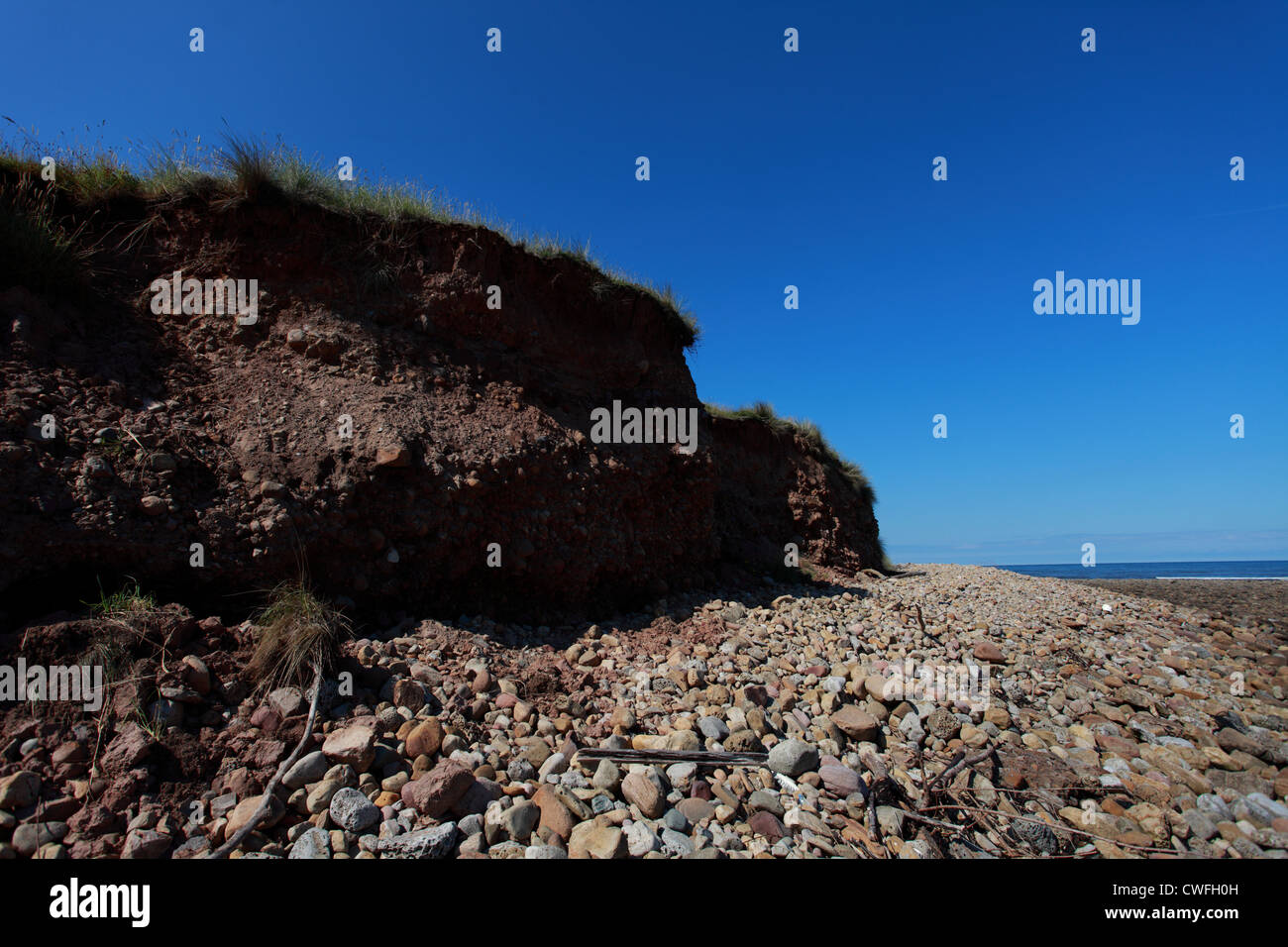 Sand und Kies Klippe zeigt Küstenmeeres Erosion, Northumberland UK Stockfoto