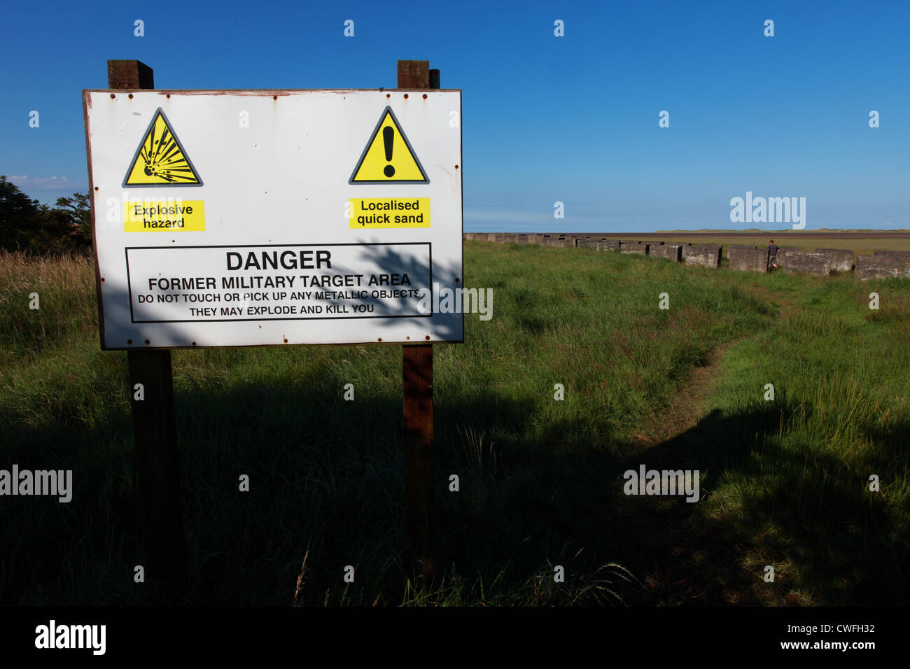 Warnschild Warnung vor der Gefahr von unexploded Artillerie, Holy Island Causeway, Northumberland UK Stockfoto
