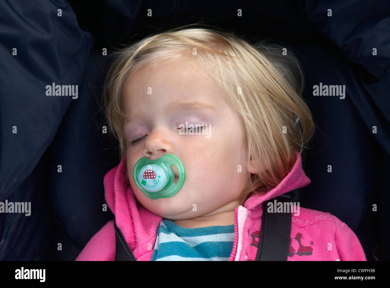 Porträt von Baby Kind blondes Mädchen 1 Jahr alt schläft im freien Stockfoto