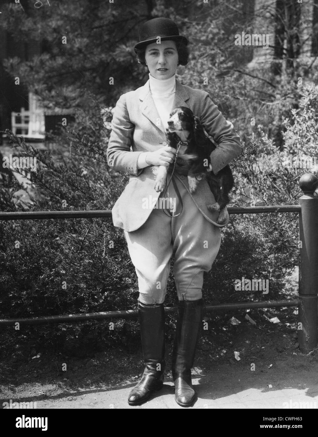 Frau John V Bouvier 3. (Janet N. Lee) hält ihr Maskottchen "Bonnett" in East Hampton, New York, 1934 Stockfoto