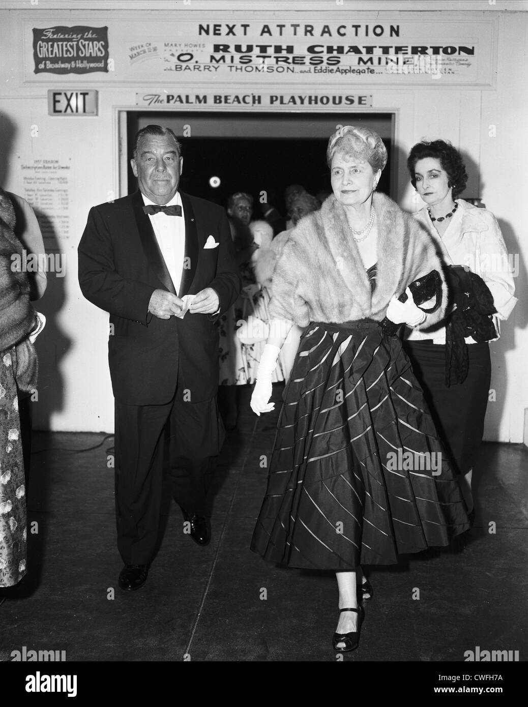 Frau Marjorie Merriweather Post kümmert sich ein Spiel im Palm Beach Playhouse, ca. 1955 Stockfoto