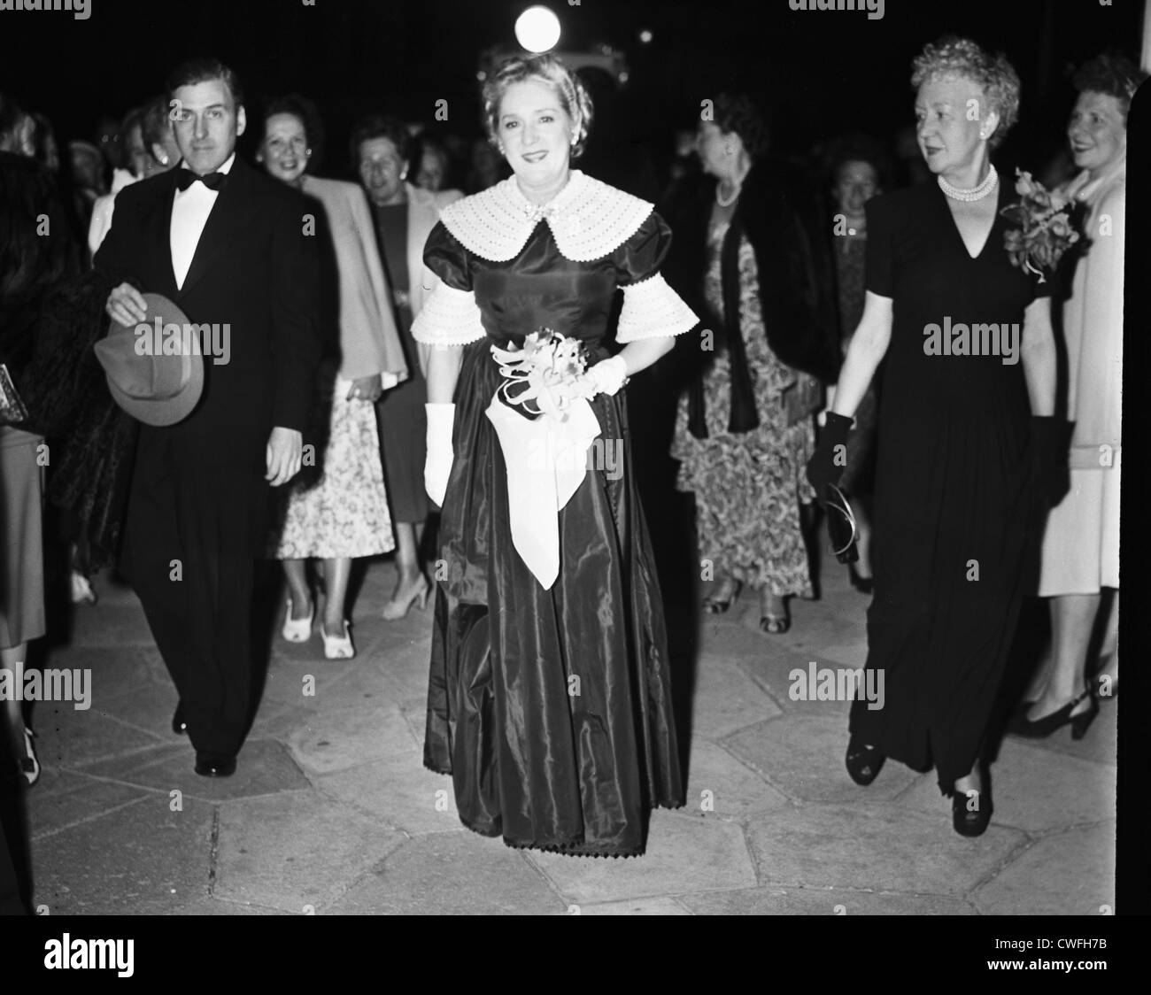 Canadaian Schauspielerin Mary Pickford (Frau Buddy Rogers) außerhalb der Paramount Theatre, Palm Beach, Florida, 1938 Stockfoto