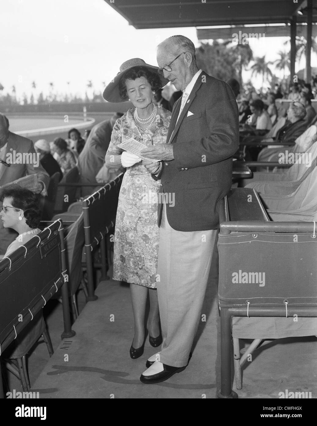 Rose Kennedy und Joseph P Kennedy Blick auf eine RennsportRechnung bei