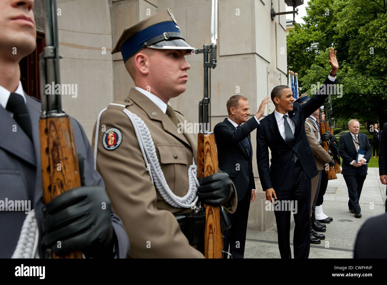 Präsident Barack Obama und Premierminister Donald Tusk Polens winken Zuschauern Präsident Obama bei der Ankunft an der Chancell Stockfoto