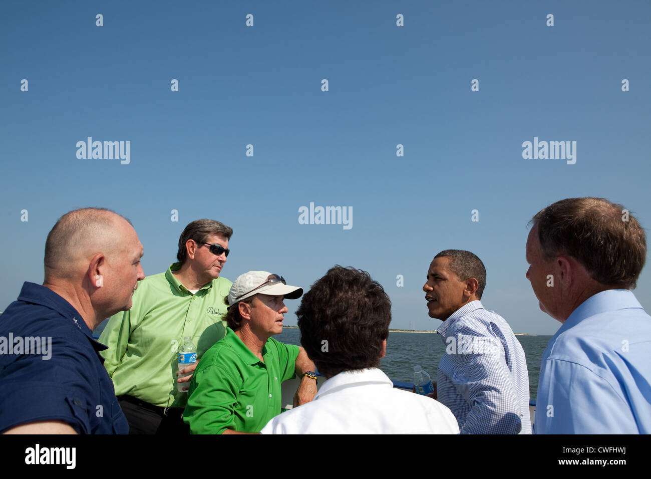 Präsident Barack Obama spricht mit, von links: National Incident Commander Admiral Thad Allen, Alabama Gouverneur Bob Riley, Gulf Shores M Stockfoto