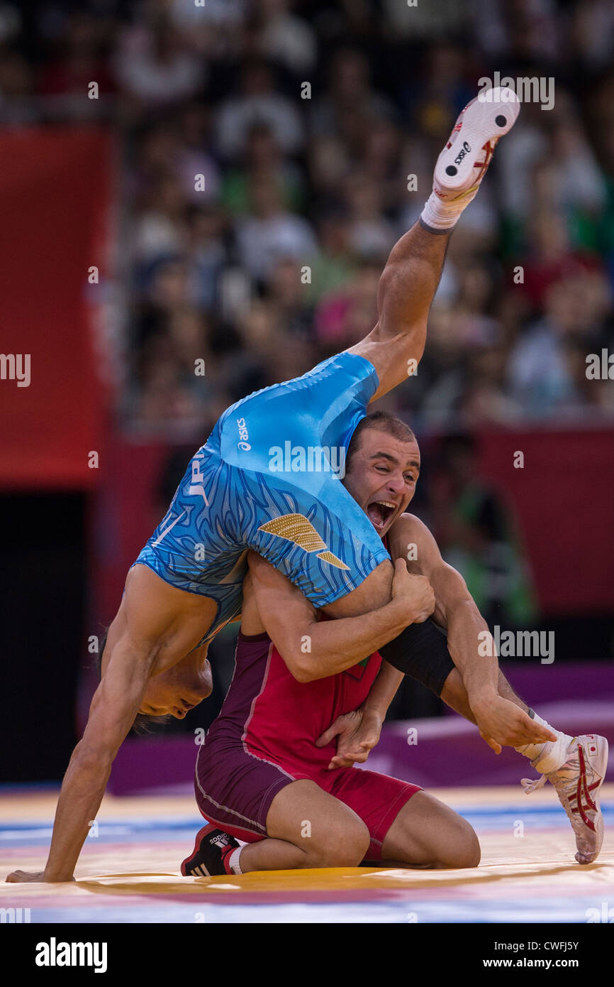 Shinichi Yumoto (JPN) - B-Vs Radoslav Marinov Velikov (BUL) bei Männern 55kg Freistil Wrestling bei t er Olympischen Sommerspiele Stockfoto