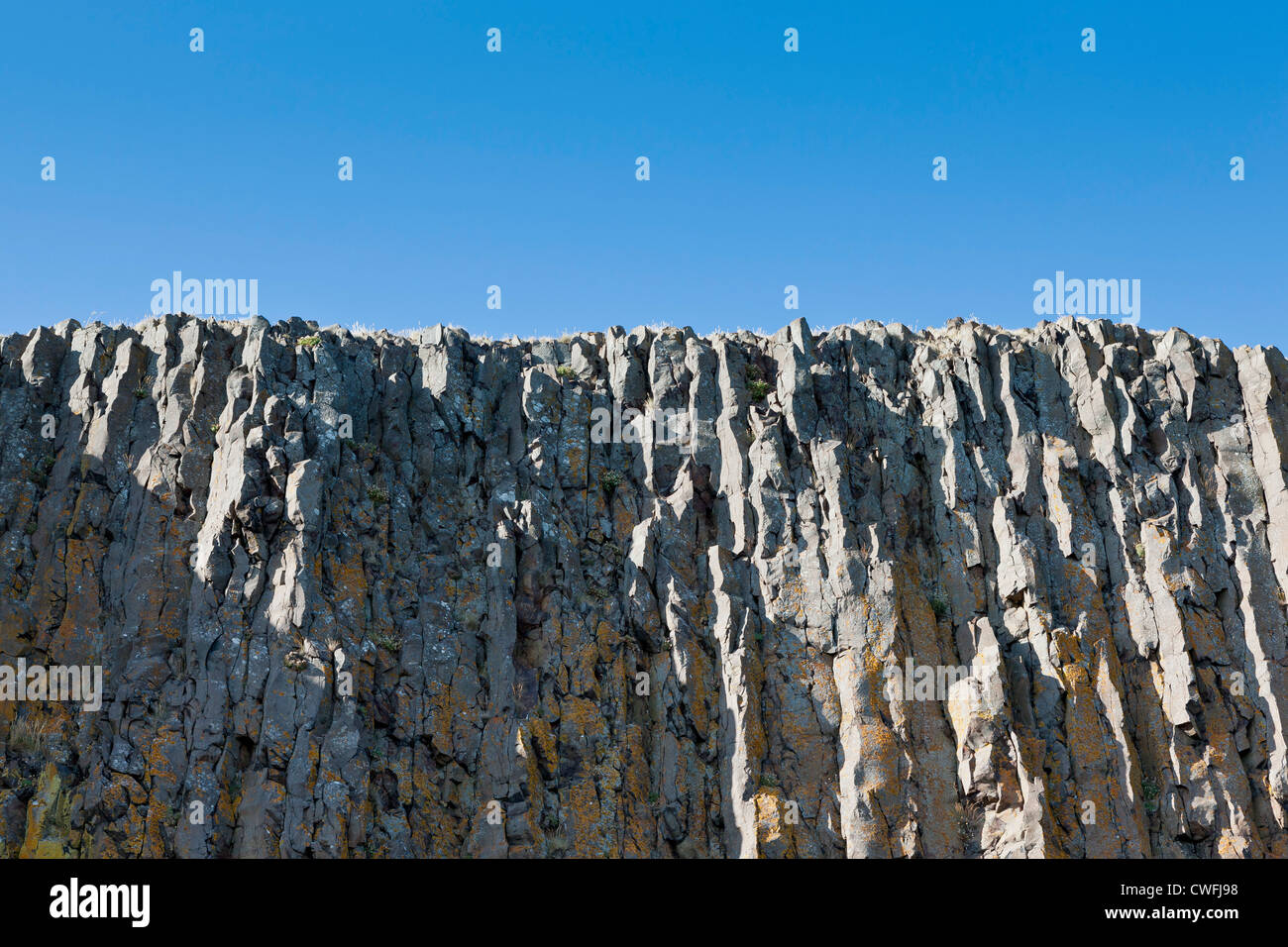 Nach oben auf einem sehr steilen Felsen Stockfoto