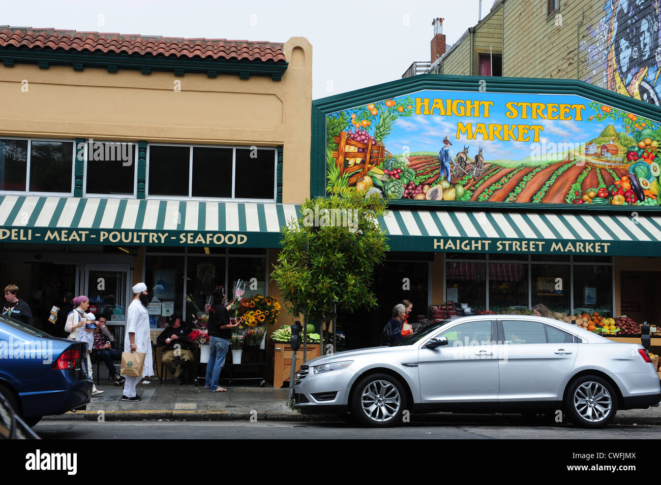 USA Kalifornien CA San Francisco - Haight Ashbury Viertel 60er Hippie Bewegung - Haight Street Market Stockfoto