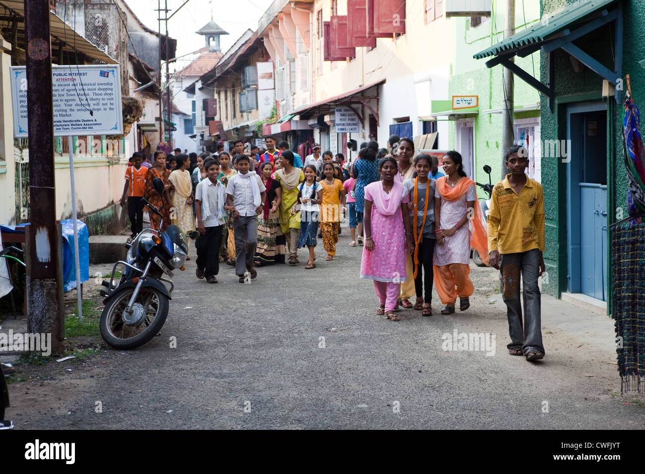 Inder, die die Straßen von Jew Town, Fort Cochin Stockfoto