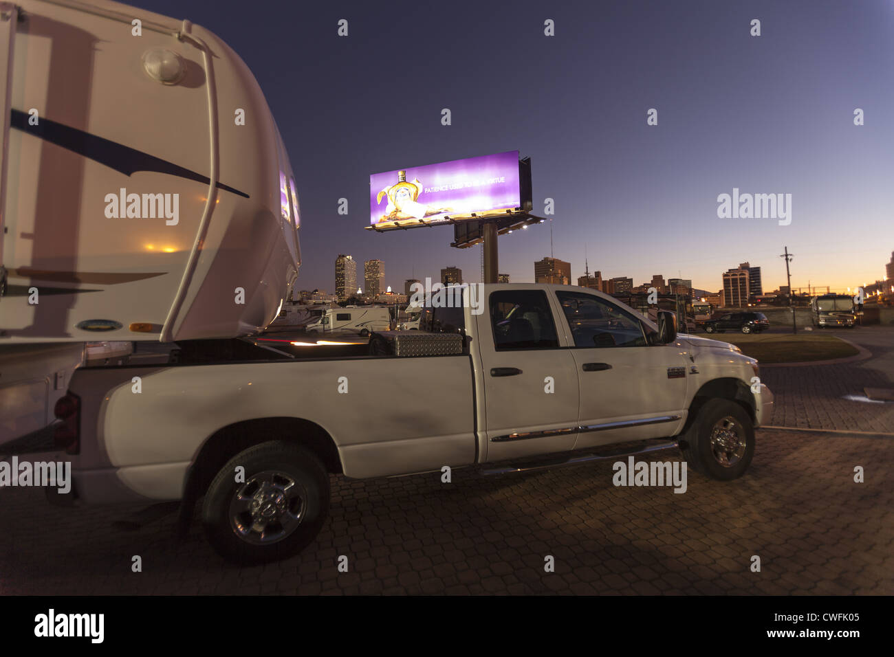 Sattelkupplung RV und Dodge Truck mit New Orleans French Innenstadt im Hintergrund mit einem großen Neon Werbung Schild oben Stockfoto