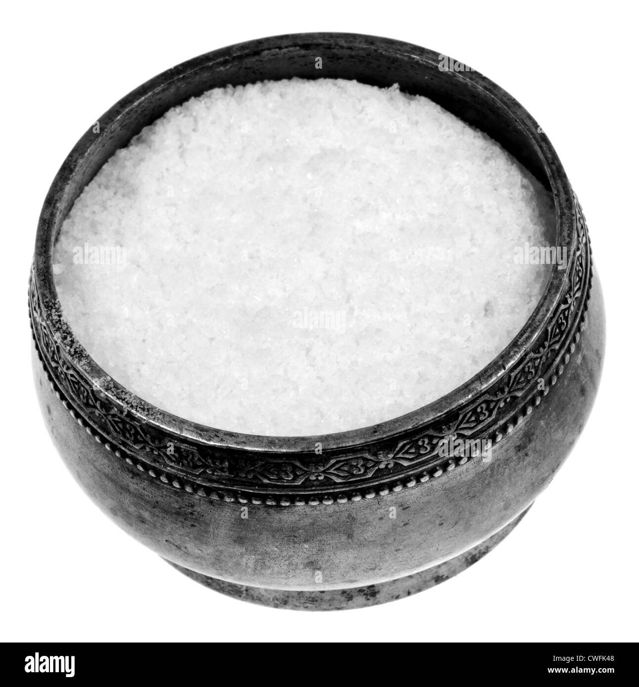 Retro-Silber Salzstreuer mit Salz isoliert auf weiss Stockfoto