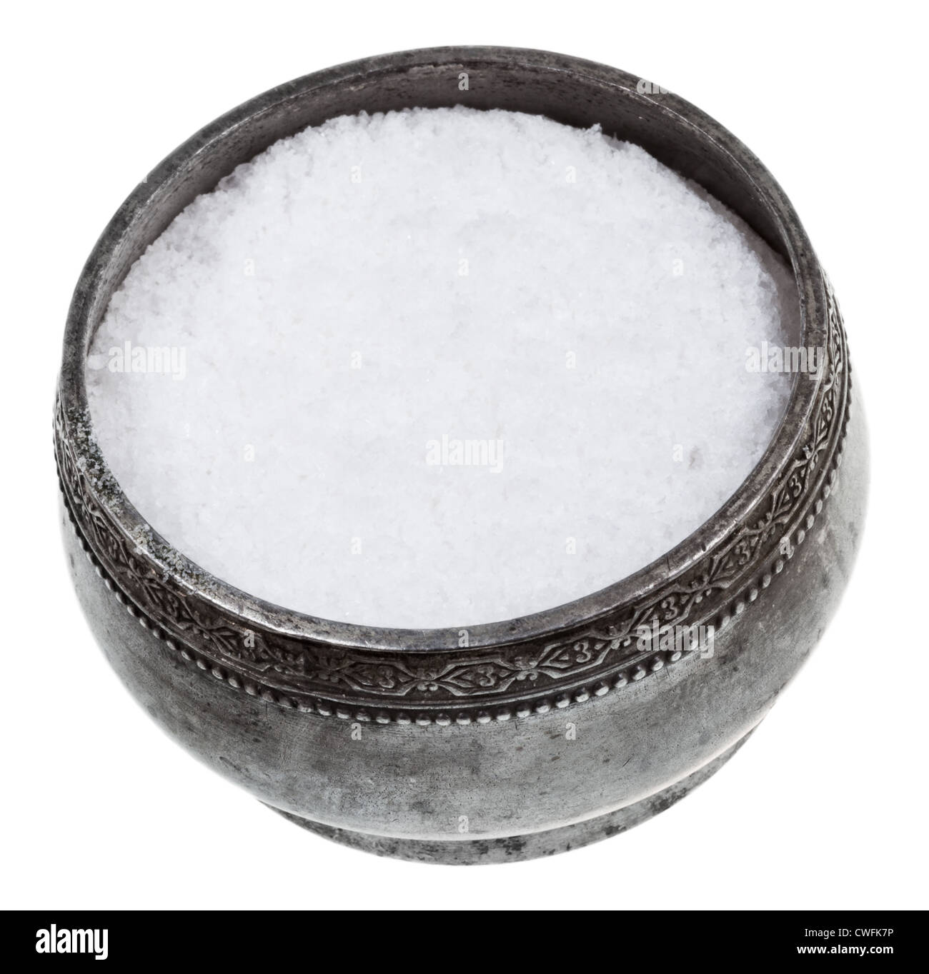 Retro-Silber Salzstreuer mit Salz isoliert auf weiss Stockfoto