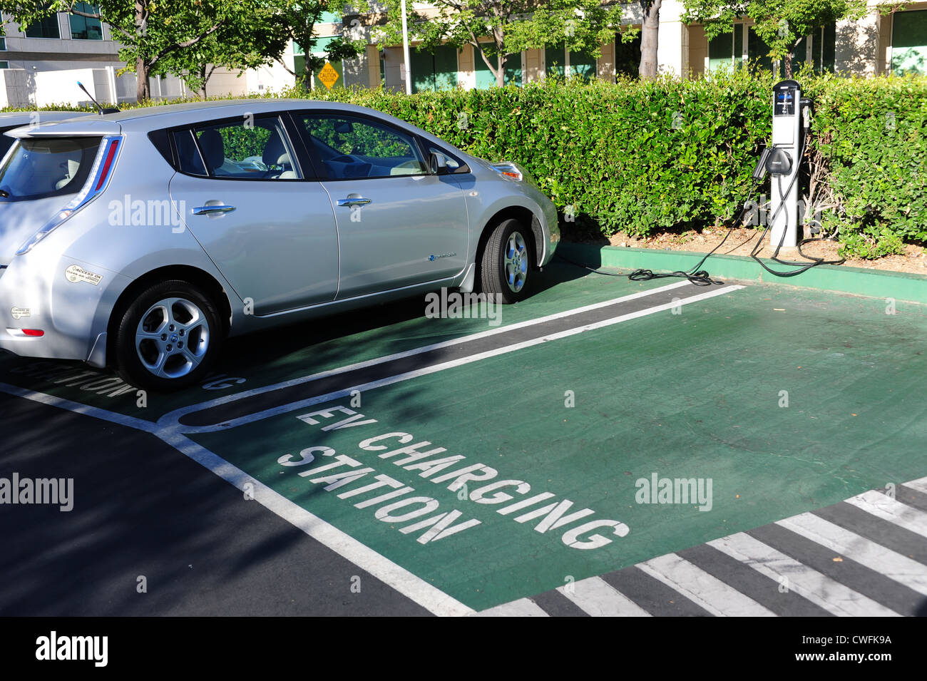 Elektrofahrzeug Ladestation in einem Büropark in Cupertino, Kalifornien Nissan Leaf Auto EV tanken Stockfoto