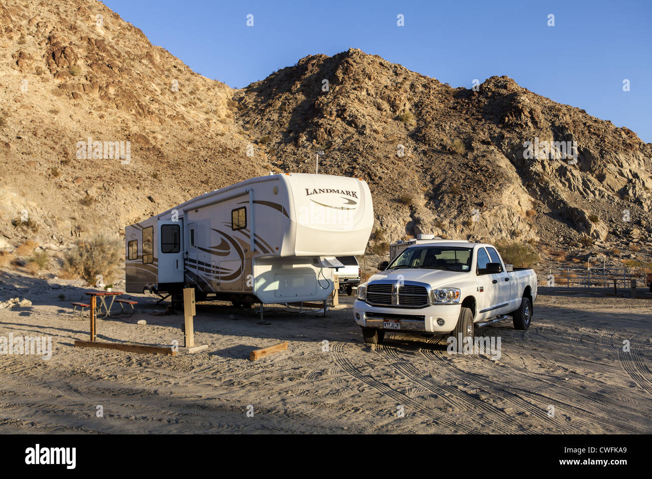 Sattelkupplung und Dodge Truck lagerten in den Reitsport Parkplatz Lake Cahuilla County Park La Quinta, Kalifornien, USA Stockfoto