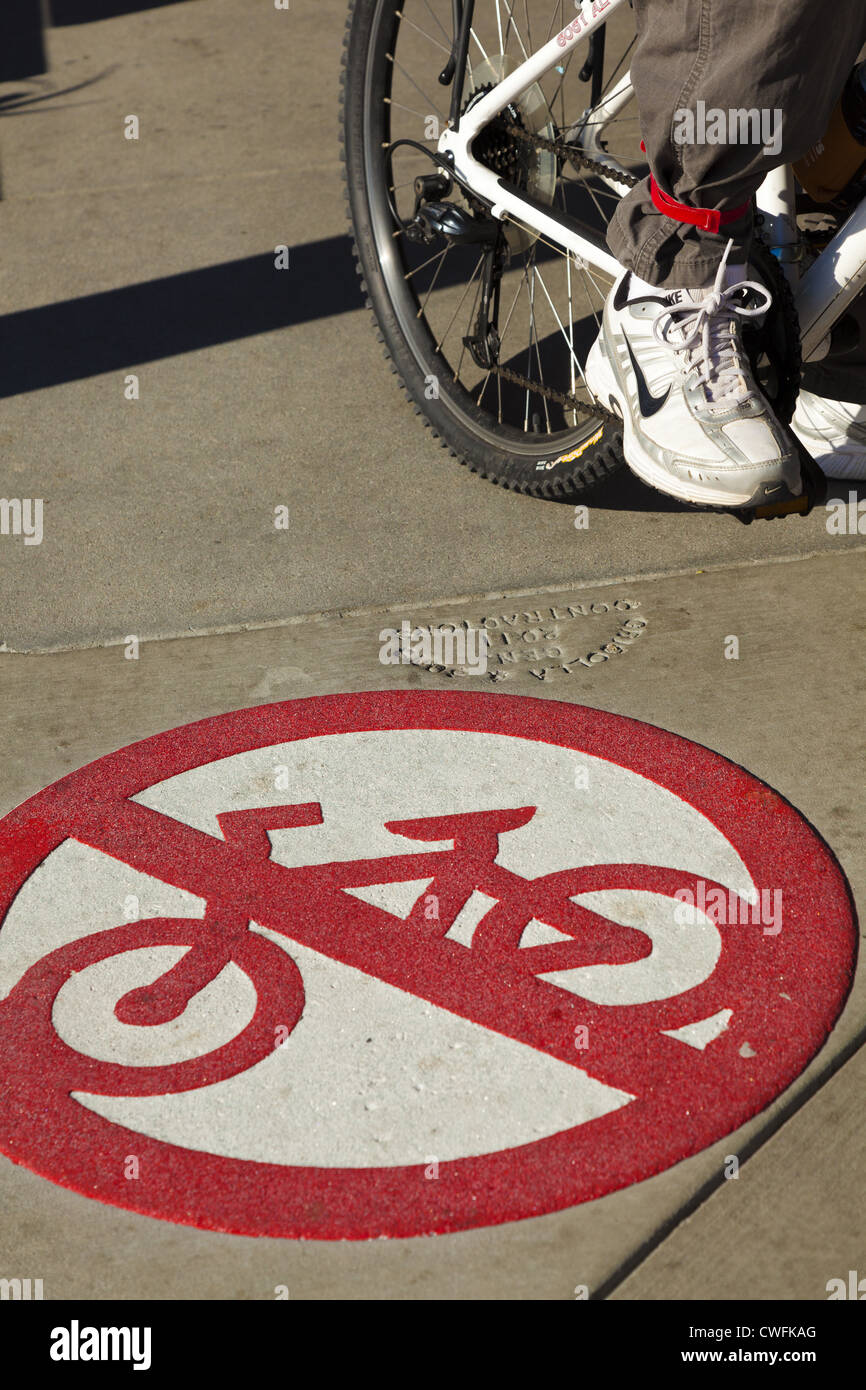 Kein Fahrrad Schild mit Fahrrad und Personen Fuß, Schuh und Teil des Beines Stockfoto