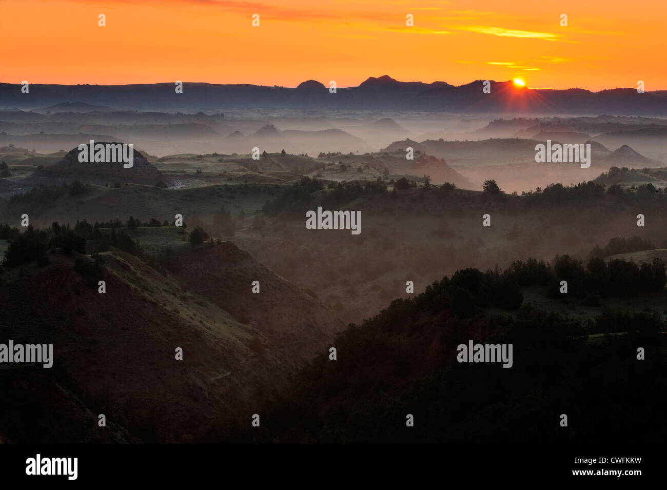 Sonnenaufgang und leichtem Nebel aus der Badlands übersehen, Theodore Roosevelt NP (South Unit), North Dakota, USA Stockfoto