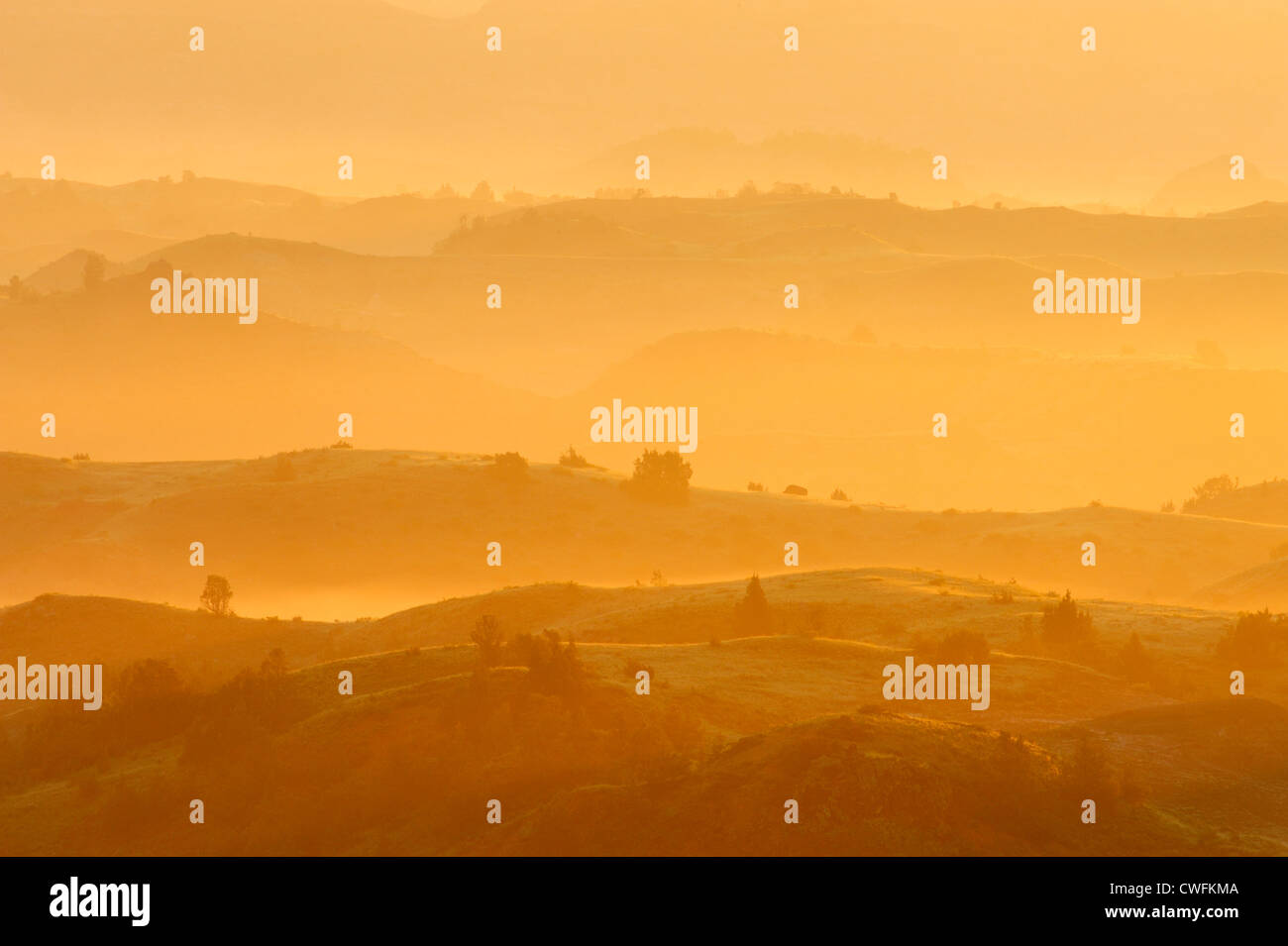 Sonnenaufgang und leichtem Nebel aus der Badlands übersehen, Theodore Roosevelt NP (South Unit), North Dakota, USA Stockfoto