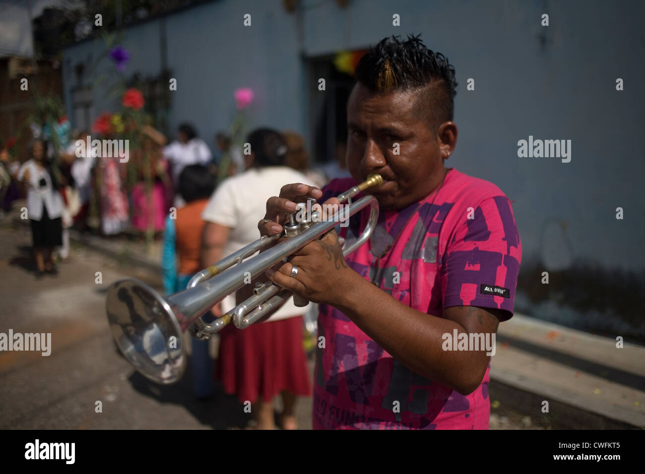 Ein Trompeter von einer Musikkapelle führt während der Guelaguetza-Feier in Oaxaca, Mexiko, 12. Juli 2012. Stockfoto
