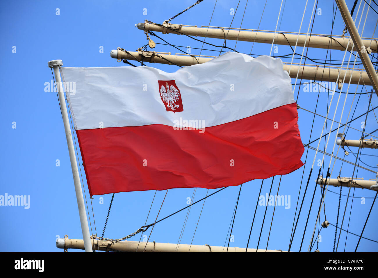 Flagge von Polen auf blauen Himmel Schiff im freien Stockfoto