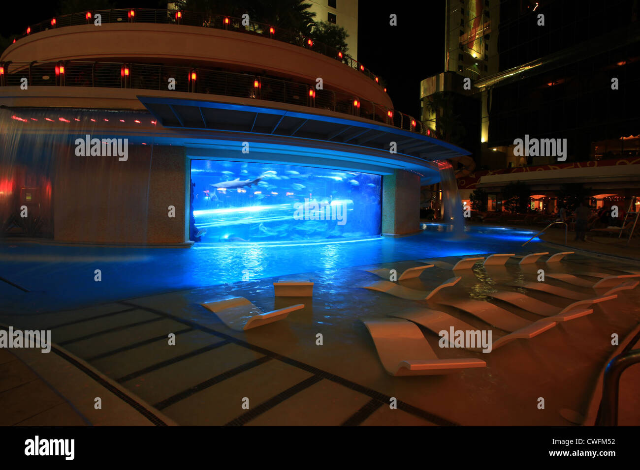 Shark Tank Rutsche und Pool im Golden Nugget Casinohotel in Las Vegas, Nevada, USA Stockfoto