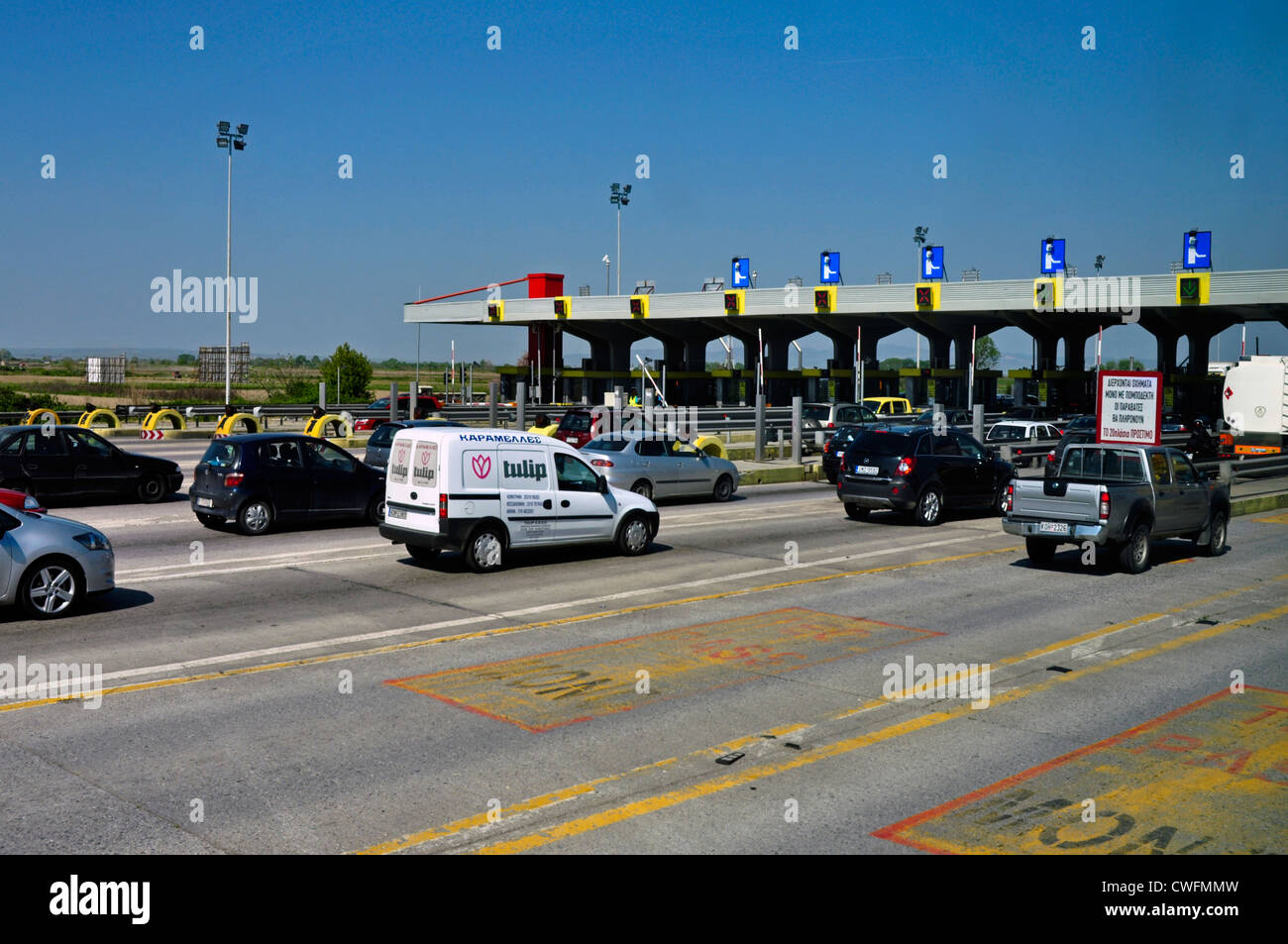 Europa, Griechenland, Thessaloniki, Verkehr an der Mautstelle auf Mautstraße Stockfoto