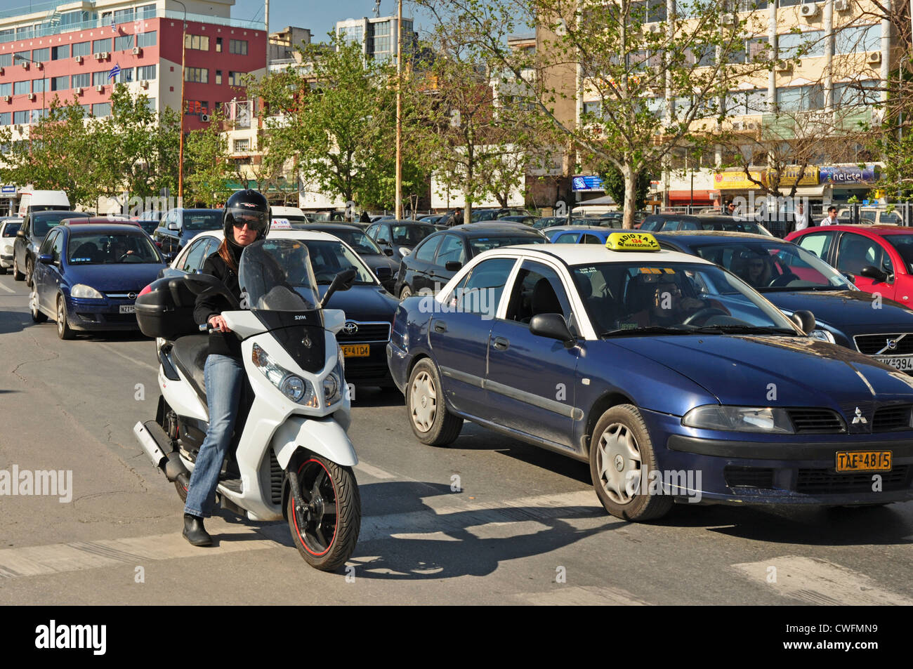 Europa, Griechenland, Thessaloniki, Verkehr auf der Straße mit Motorrad Stockfoto