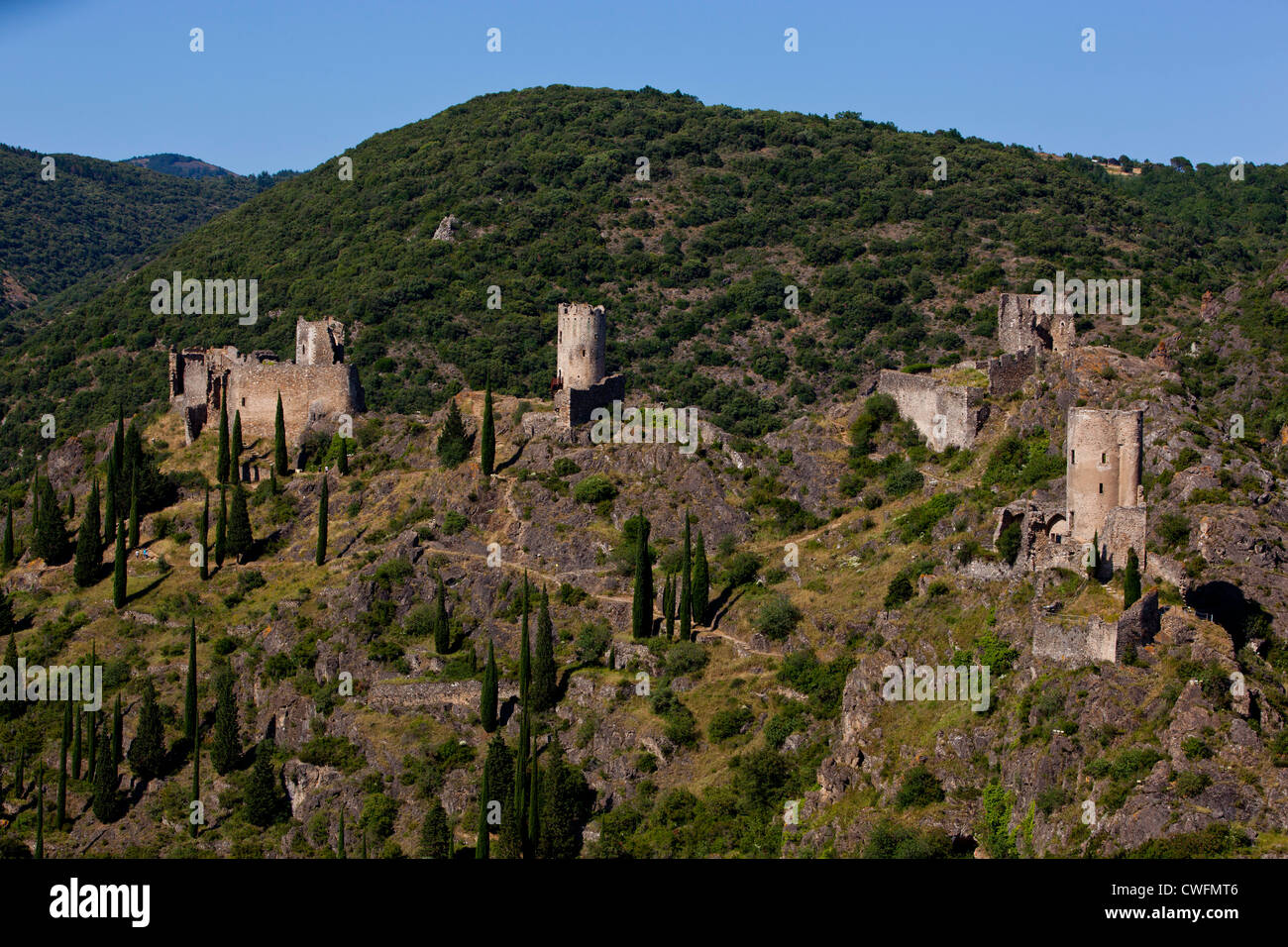 Die Lastours Schlösser genommen vom Aussichtspunkt in das Dorf Lastours, Südfrankreich Stockfoto