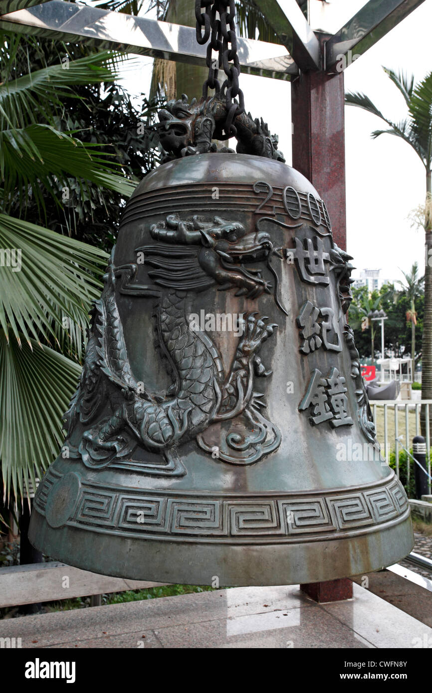 Große hängende tibetischen Drachen Gebet Bell, Xinghai, China Stockfoto